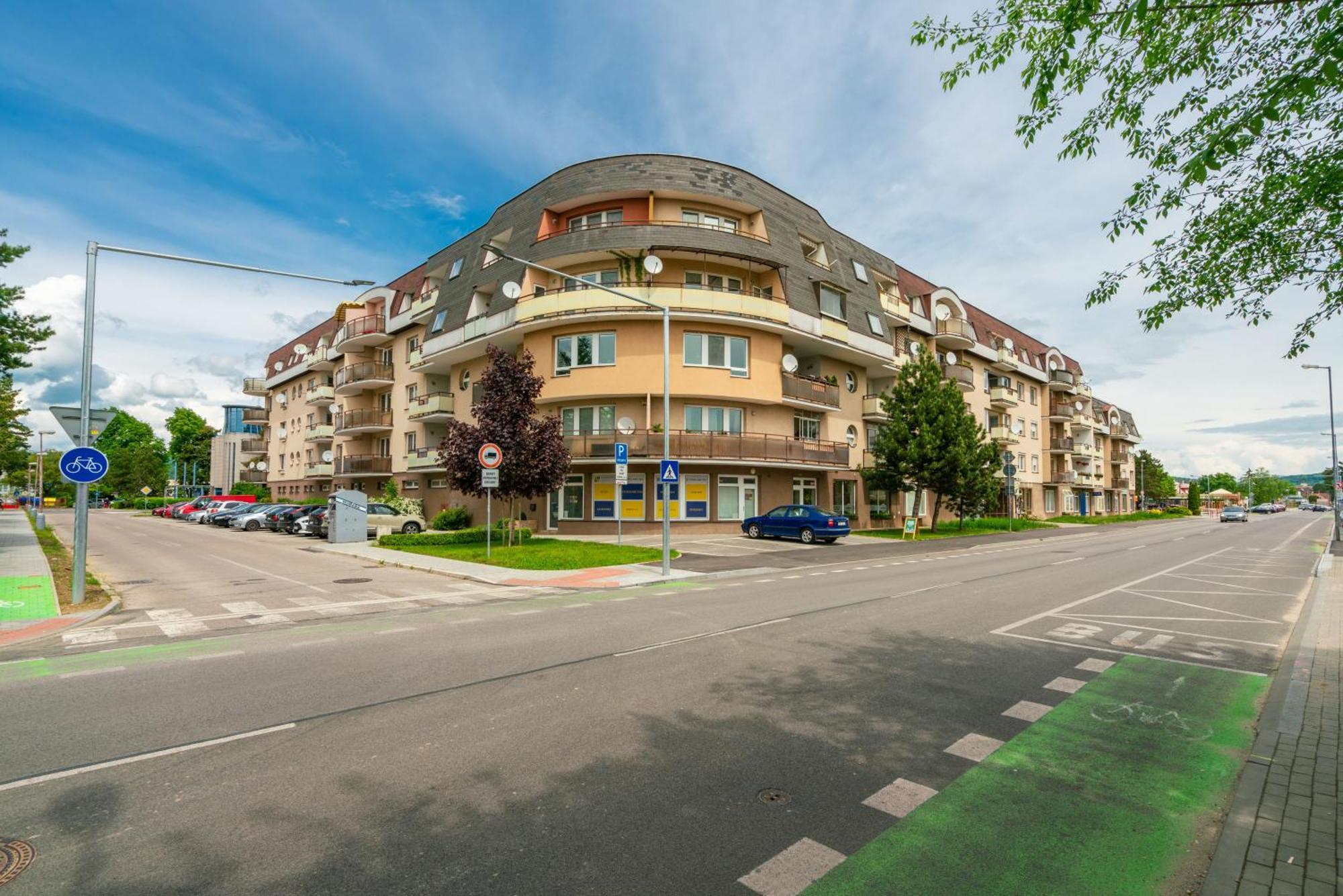 Apartmany Zlatovska Trenčín Eksteriør billede
